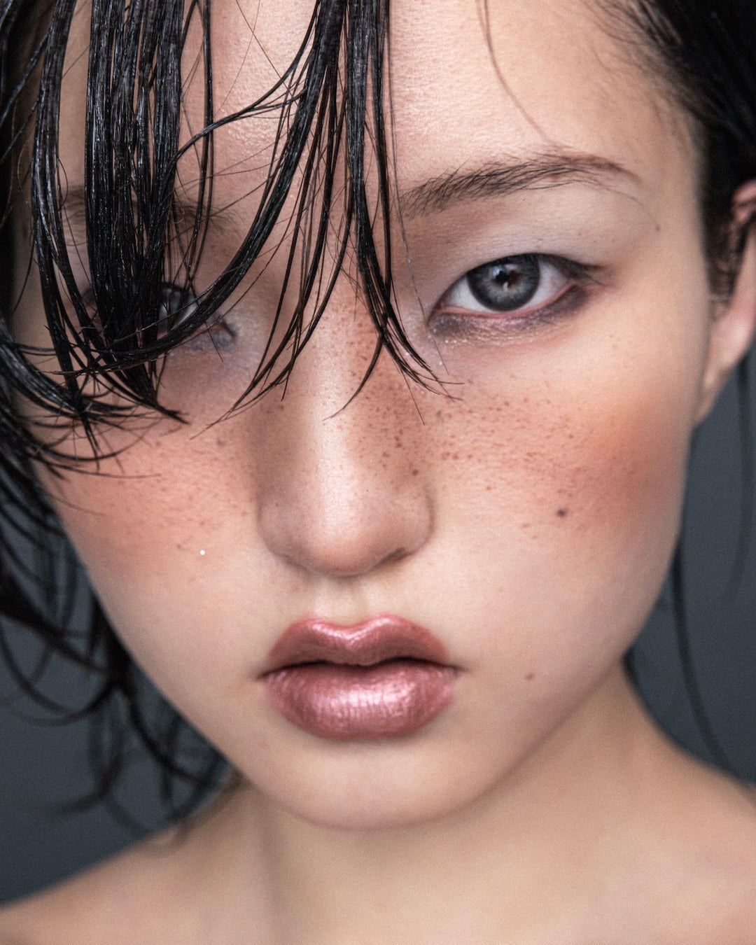 Extreme close-up portrait of a model showcasing ultra-glossy, wet-look textured hair with luminous shine and deep hydration, promoting the Amelis Conditioner by Yann Beyrie Paris.