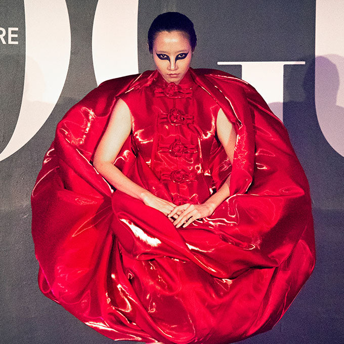 Model wearing avant-garde red voluminous dress for Behati Singapore debut at Next In Vogue gala	Mannequin portant une robe rouge volumineuse avant-garde pour les débuts de Behati au gala Next In Vogue